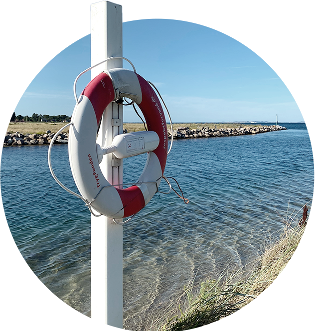 Aufgehangener Rettungsring am Ufer